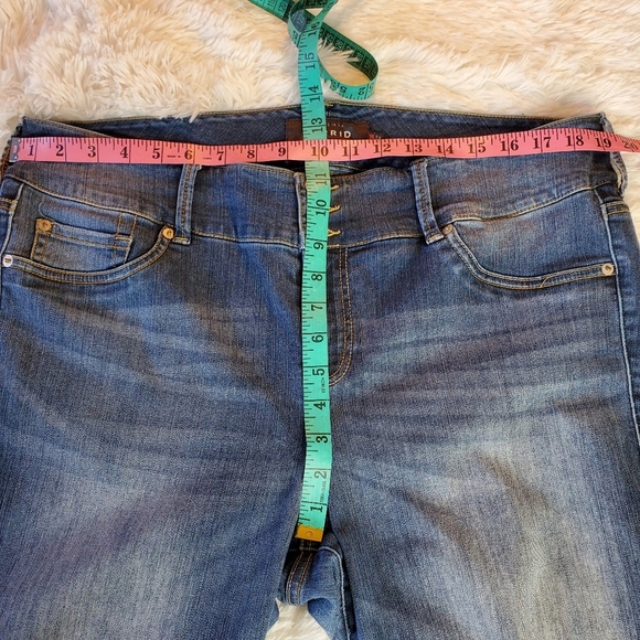 Torrid 3 Button Distressed Skinny Jegging Jean - Picture 5 of 13